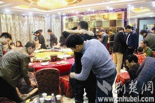 四嫌犯入室搶劫后大擺慶功宴 民警突襲一鍋端