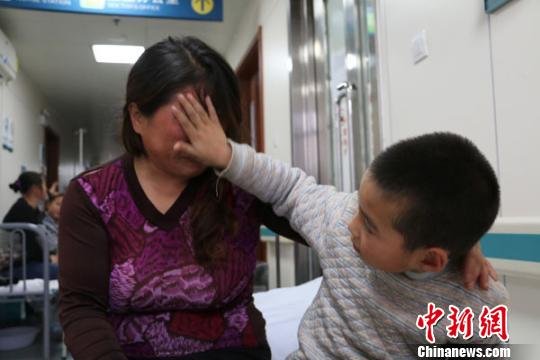 7歲血友病男孩絕食“求放棄”:爸媽也不用受苦了