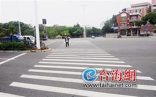 廈門一超長斑馬線綠燈僅25秒 市民要“沖刺”