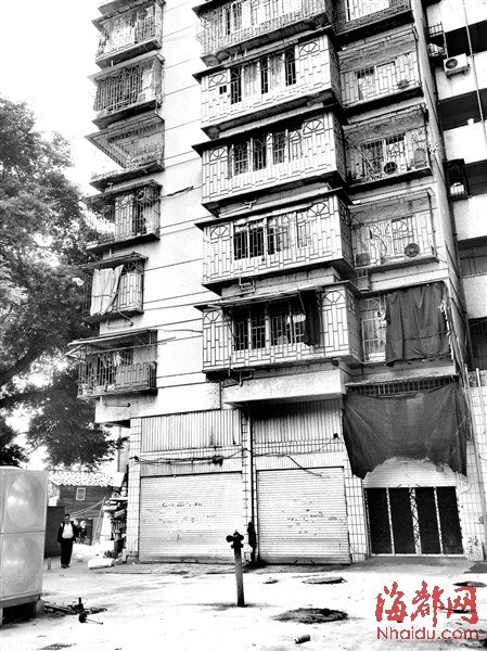 居民樓每天現高空拋糞 住戶稱或因對噪聲不滿