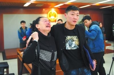 女服務(wù)員醉酒伴舞摔倒身亡 家屬起訴勸酒客人