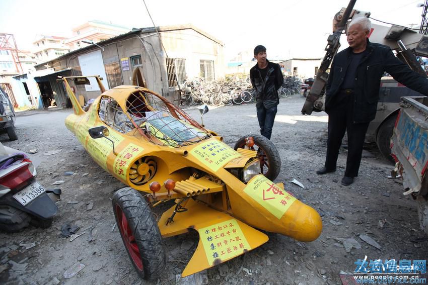 這輛車的整體框架是用鋼板等金屬材料焊接成的,表面用了一層玻璃鋼板當(dāng)保護(hù)膜,駕駛室的設(shè)計(jì)參照了戰(zhàn)斗機(jī)的機(jī)艙。東方IC 版權(quán)作品、請(qǐng)勿轉(zhuǎn)載