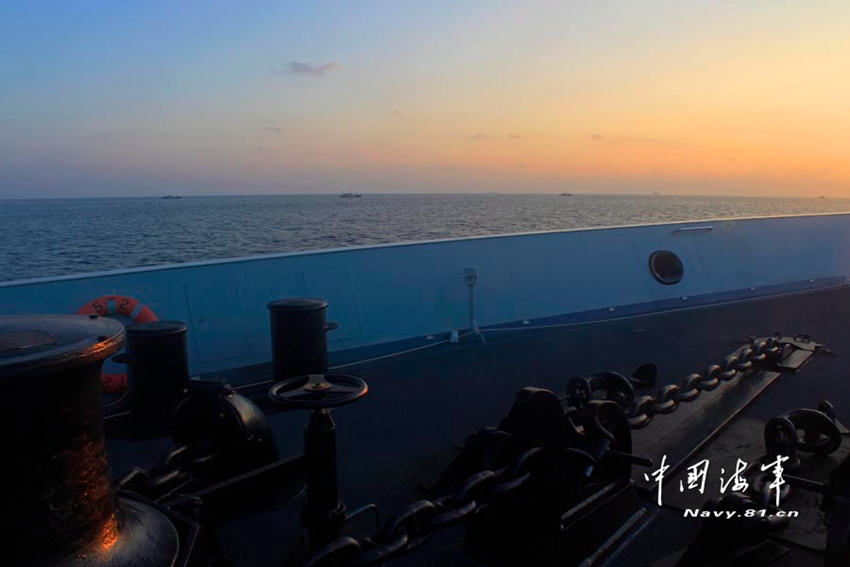 當(dāng)?shù)貢r(shí)間11月15日上午10時(shí)45分,海軍第十五批護(hù)航編隊(duì)衡水艦,在亞丁灣東部海域開始為我國(guó)4艘遠(yuǎn)洋小漁船實(shí)施伴隨護(hù)航。這是海軍第十五批護(hù)航編隊(duì)第二次為我國(guó)小噸位漁船提供護(hù)衛(wèi)。