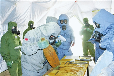 防化學院履約事務部10年排除5萬余枚日遺化武(圖)