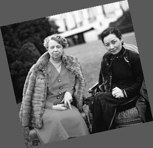 1943年2月,宋美齡與羅斯福夫人在白宮草坪上合影