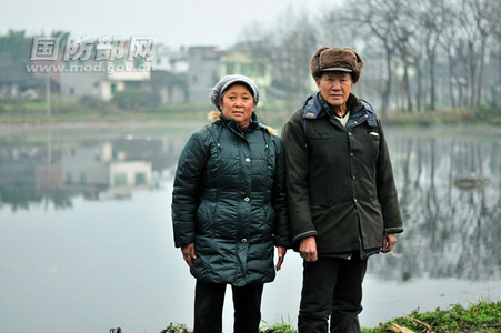 (老兵戚成富與老伴在黃瑯合影,圖片來源:國防部網)