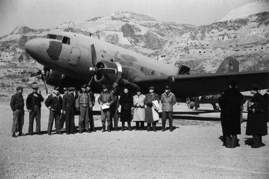 胡宗南部高級軍官與記者團(tuán)主要成員在飛機前合影