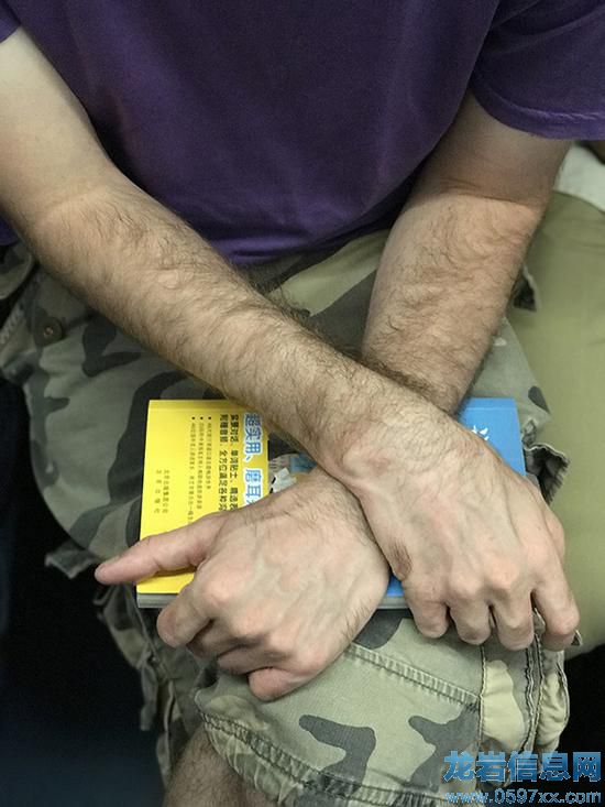 一個來北京旅游的外國人,帶了一本旅行指南上地鐵。