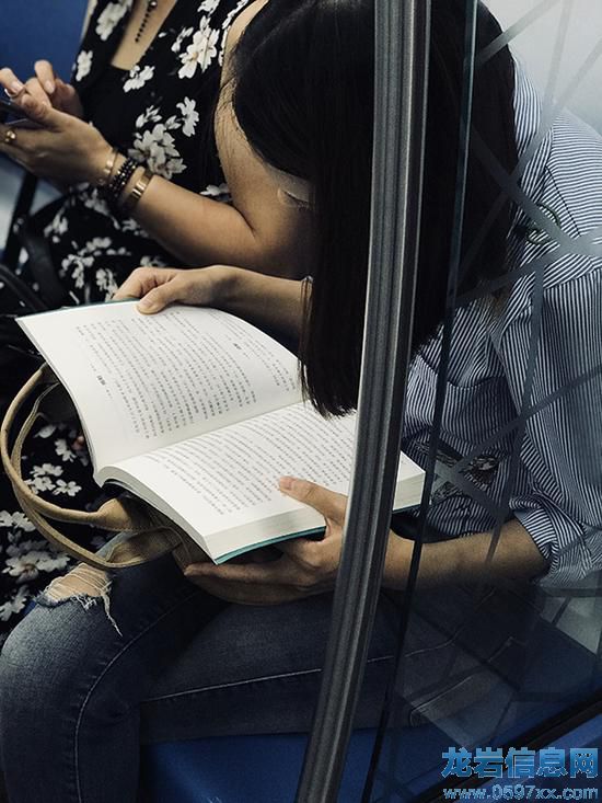 夜班車上讀書人,她讀《哈佛商學院人格魅力修煉課》。