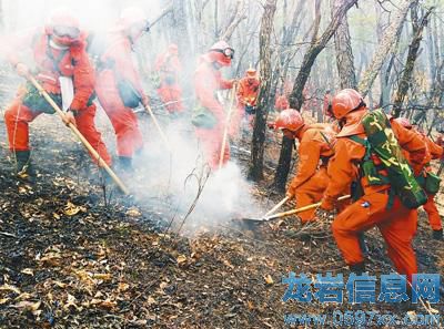 參戰官兵在對地下火進行挖掘清理。